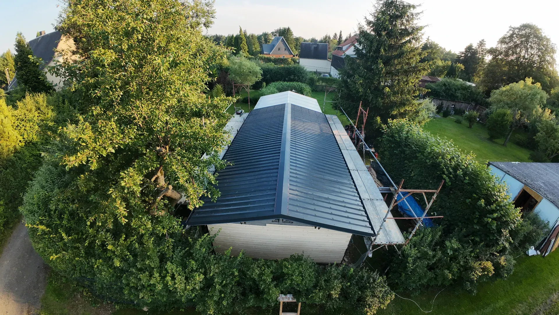 Neueindeckung mit Metalldach – Gartenpavillon mit Wintergarten