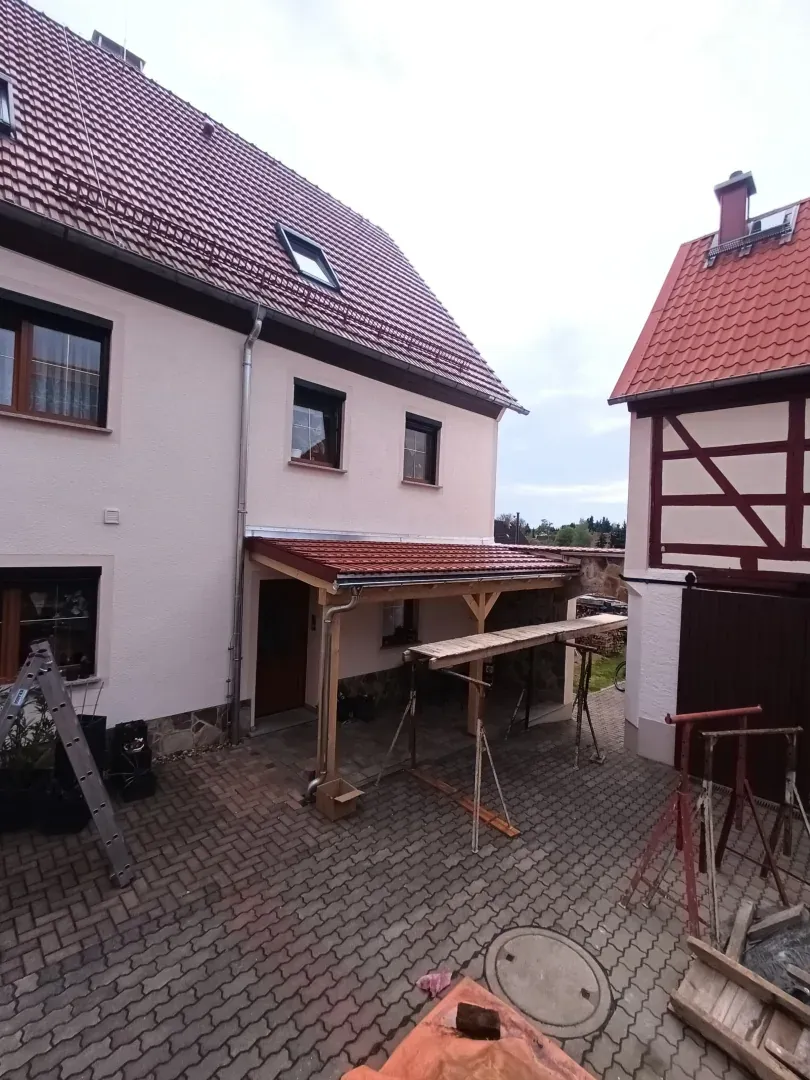 Neubau Vordach mit Holzkonstruktion und Ziegeldeckung in Nossen